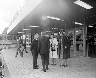 882667 Afbeelding het gezelschap dat wacht op de aankomst van koningin Beatrix en prins Claus bij de Marijkehal van de ...